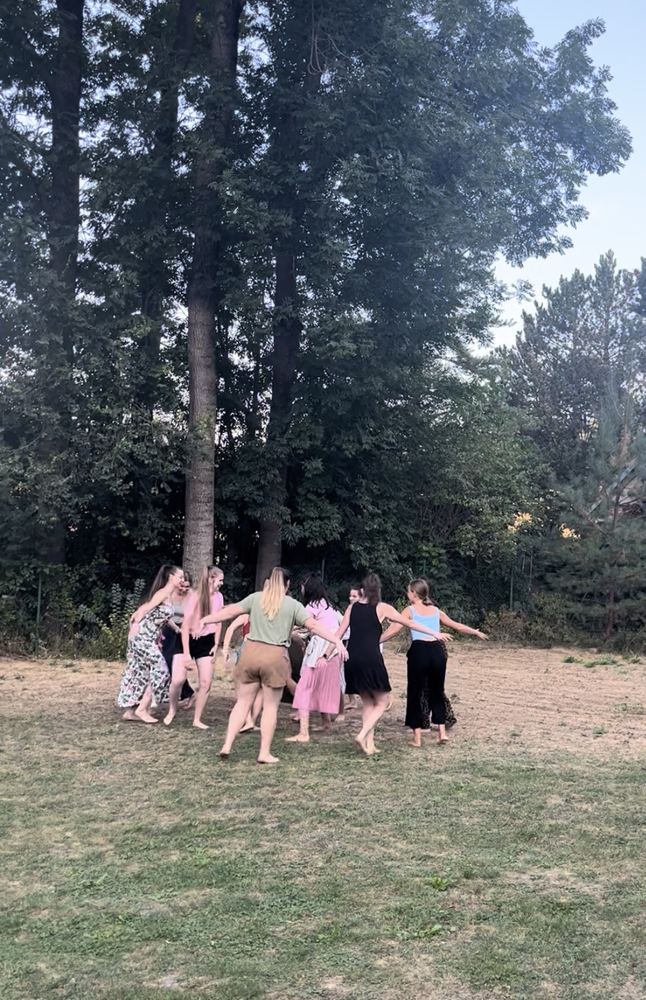 Kruhový tanec pod stromy