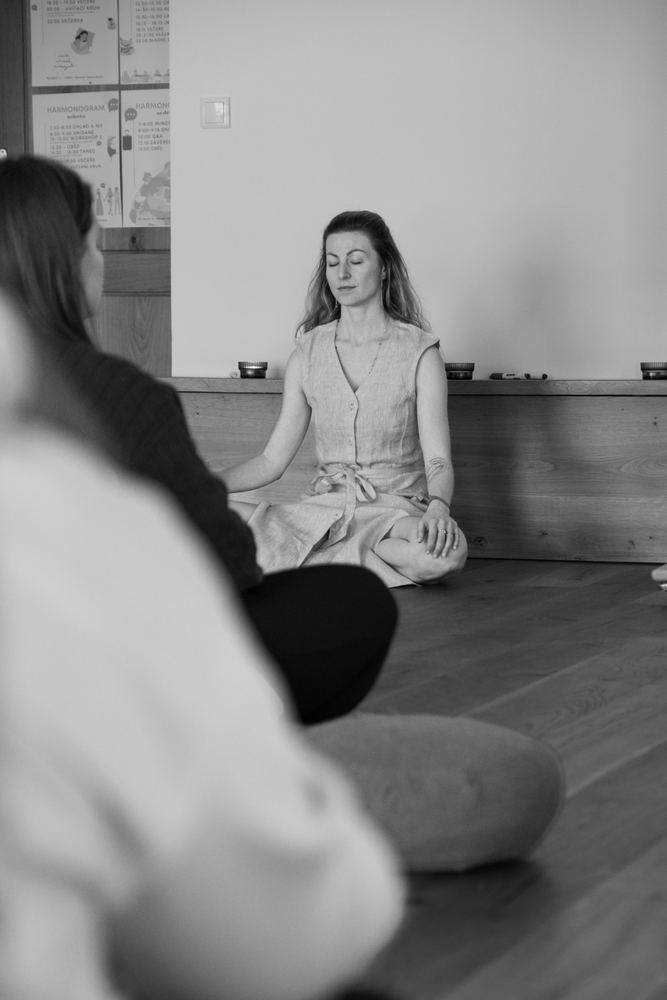 Jana při meditaci v kruhu
