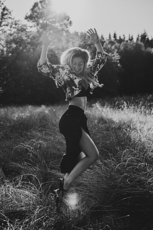 Jana tančící na louce, černobílá fotografie